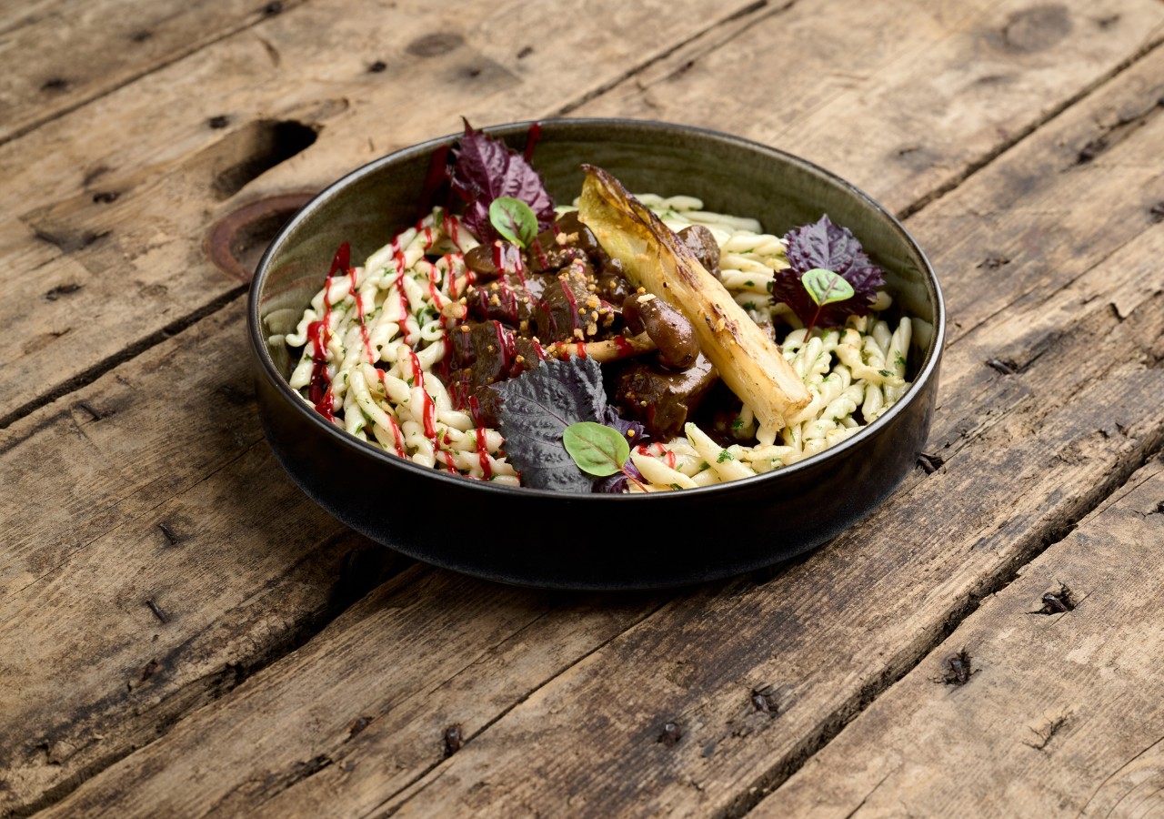 Un plat classique à base de gibier: Civet de cerf poêlé de strozzapreti, shiitakés et chicons braisés