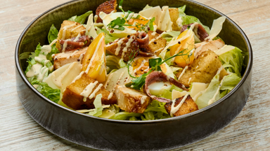 De Caesar Salade is een klassiek gerecht dat bekend staat om zijn eenvoudige maar smaakvolle ingrediënten.