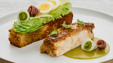 Deze Caesar Salade is een stuk ambitieuzer dan de klassieke Caesar Salade. Met deze bereiding neem je gerecht nog een stap verder.