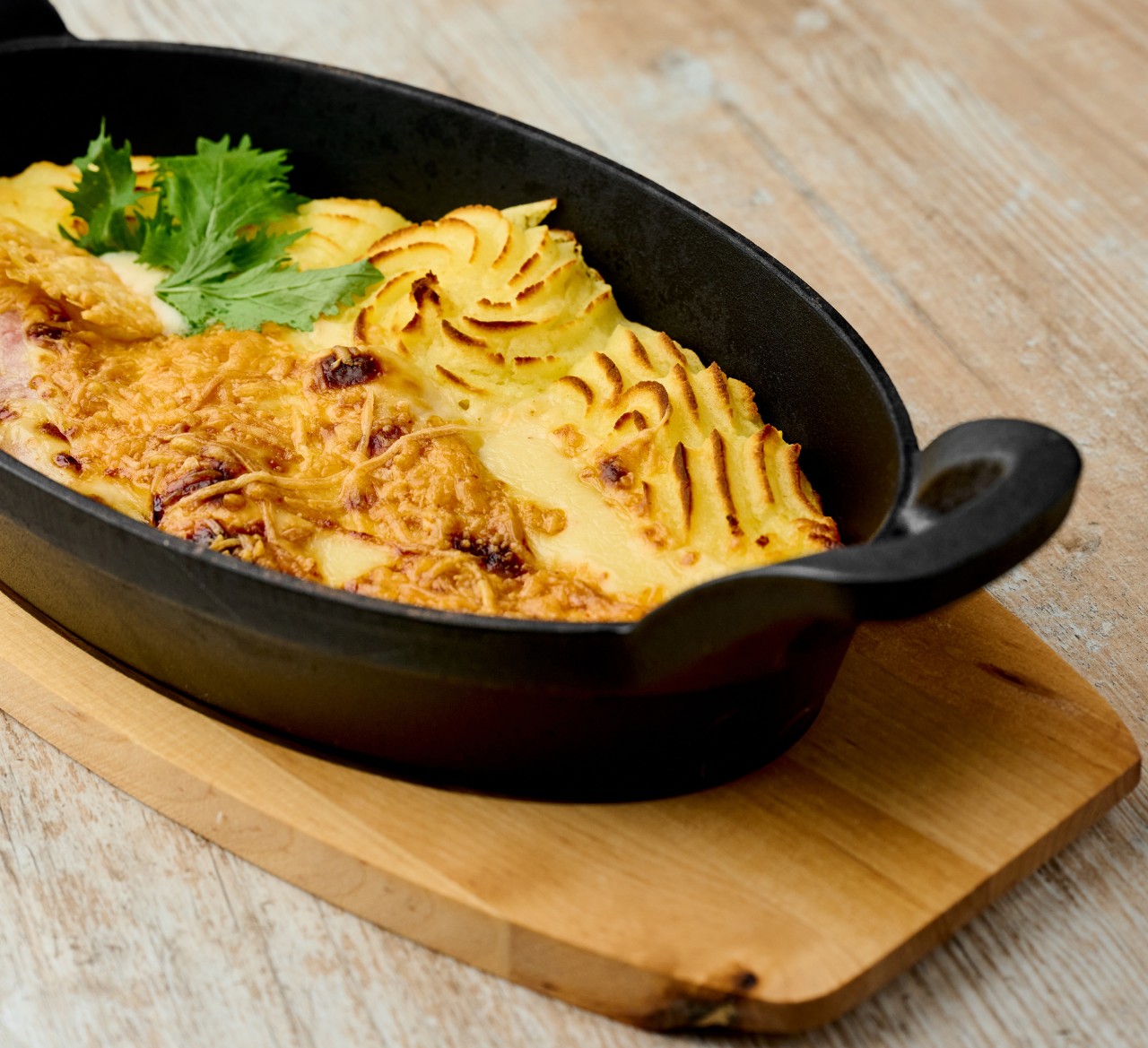 Witloof met ham en kaas uit de oven is een klassieker die iedereen zal smaken. Met vers witloof, ham en kaas van topkwaliteit maak je altijd indruk aan tafel.